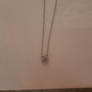 Selling 1 new diamond horseshoe necklace